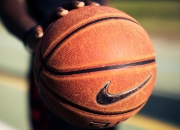 开云官网-开拓者淘汰活塞，利拉德用实力证明自己，时代更迭中的孤勇者