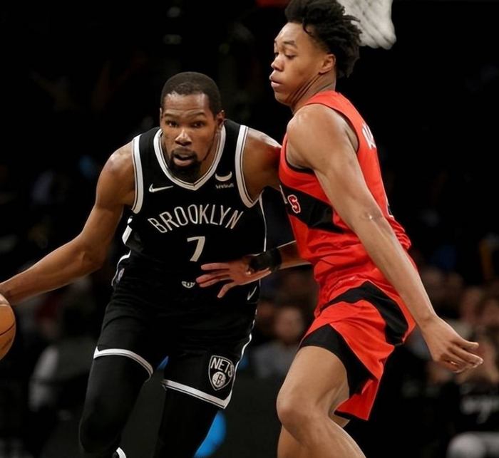 曼联队客场逆转节外生枝赢得三分的简单介绍