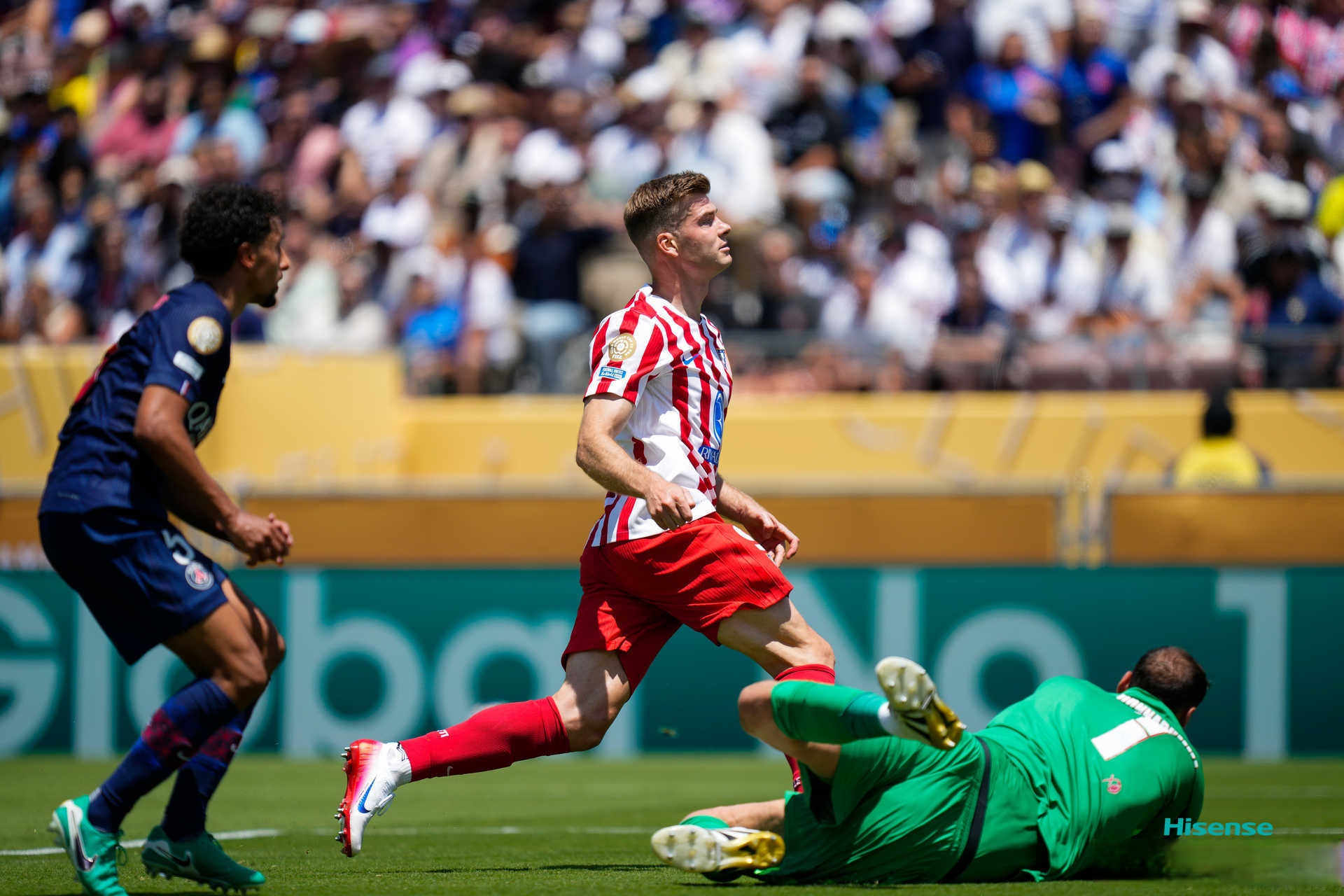 马赛场面火爆，带来惊险胜利